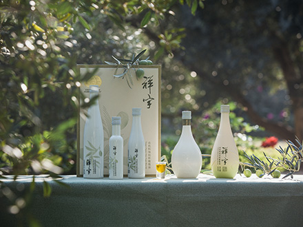 祥宇特級(jí)初榨橄欖油，純手工采摘、精選優(yōu)質(zhì)油橄欖鮮果，用意大利貝亞雷斯全自動(dòng)設(shè)備物理冷榨工藝，在鮮果采摘后8小時(shí)內(nèi)限時(shí)鮮榨而成。