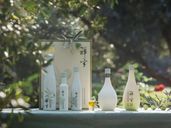 從甘肅隴南的青山幽谷，到一線(xiàn)城市的高端賣(mài)場(chǎng)；從一顆油橄欖在晨露中初綻的青澀，到一..